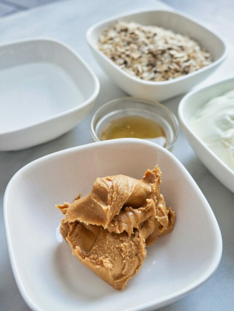 ingredients for peanut butter overnight oats
